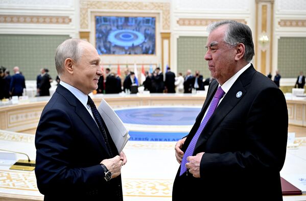 Владимир Путин и Эмомали Рахмон после саммита - Sputnik Кыргызстан