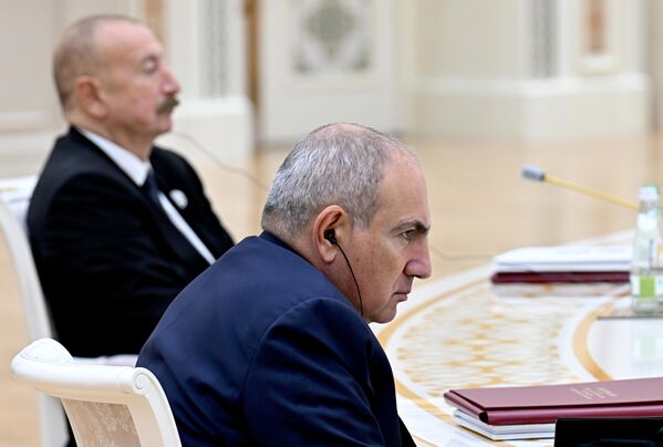 Премьер-министр Армении Никол Пашинян и президент Азербайджана Ильхам Алиев на заседании СГГ СНГ в расширенном составе  - Sputnik Кыргызстан