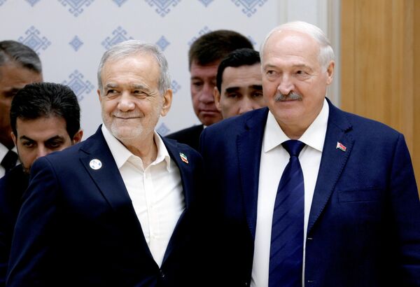 Масуд Пезешкиан и Александр Лукашенко перед началом заседания СГГ СНГ в расширенном составе - Sputnik Кыргызстан
