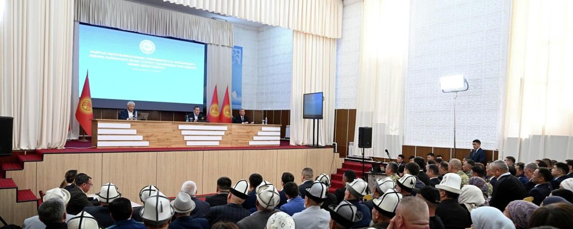 Президент Садыр Жапаров встретился с жителями города Сулюкты и Лейлекского района Баткенской области - Sputnik Кыргызстан, 1920, 11.10.2026