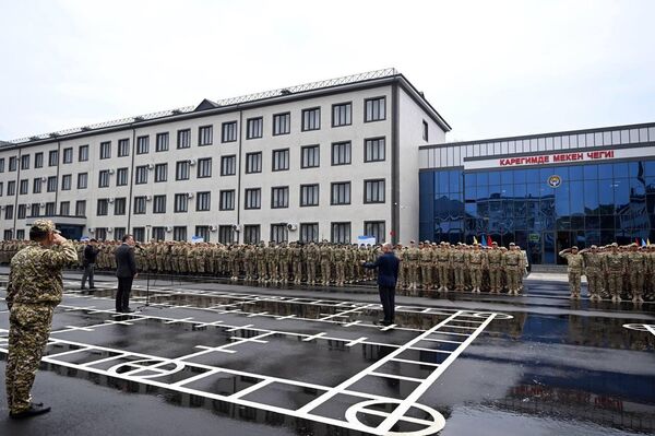 Президент Садыр Жапаров принял участие в церемонии открытия реконструированного военного комплекса войсковой части № 2024 в Оше, на территории которого расположено Управление ГПС по Ошской области - Sputnik Кыргызстан