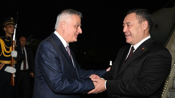 Садыр Жапаровду  аба майдандан Армениянын вице-премьер-министри Мгер Григорян тосуп алды - Sputnik Кыргызстан