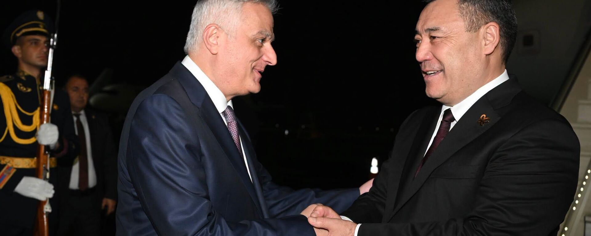 Садыр Жапаровду  аба майдандан Армениянын вице-премьер-министри Мгер Григорян тосуп алды - Sputnik Кыргызстан, 1920, 15.10.2026