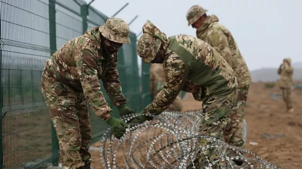 Установка ограждения на  кыргызско-таджикской границе - Sputnik Кыргызстан
