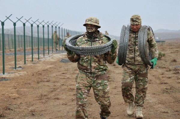 Военнослужащие и сотрудники ведомств, участвовавшие в работах, получили награды от имени президента - Sputnik Кыргызстан