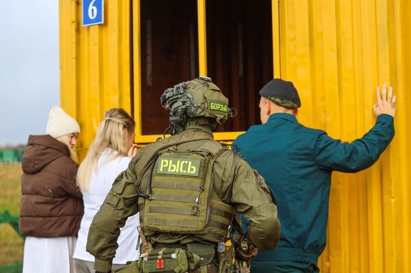 В рамках учений &quot;Нерушимое братство&quot; военнослужащие отработали проведение миротворческой операции на территории условного государства ОДКБ - Sputnik Кыргызстан
