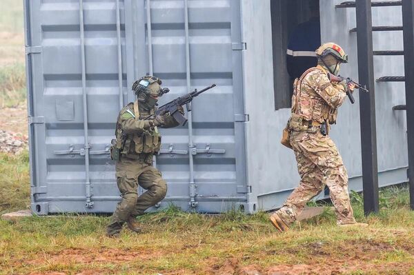 В них задействовали более 1 500 военнослужащих и свыше 300 единиц вооружения, военной и специальной техники - Sputnik Кыргызстан