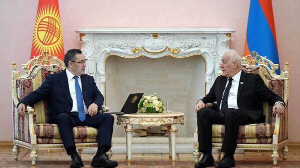 Президент Садыр Жапаров Арменияга расмий сапарынын алкагында өлкө президенти Ваагн Хачатурян менен жолугушту - Sputnik Кыргызстан
