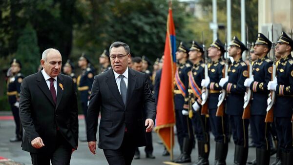 Официальная торжественная церемония встречи Президента КР Садыра Жапарова с Премьер-министром Армении Николом Пашиняном в Ереване - Sputnik Кыргызстан