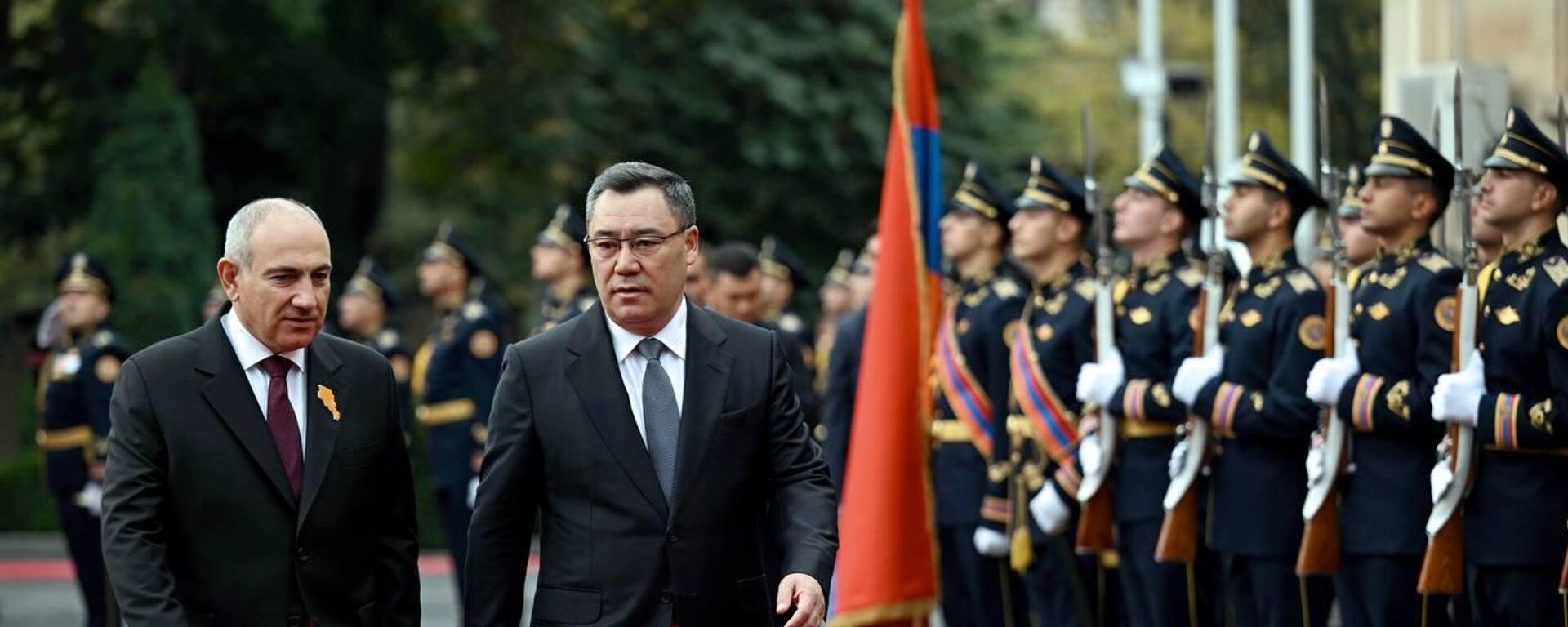 Официальная торжественная церемония встречи Президента КР Садыра Жапарова с Премьер-министром Армении Николом Пашиняном в Ереване - Sputnik Кыргызстан, 1920, 17.10.2026