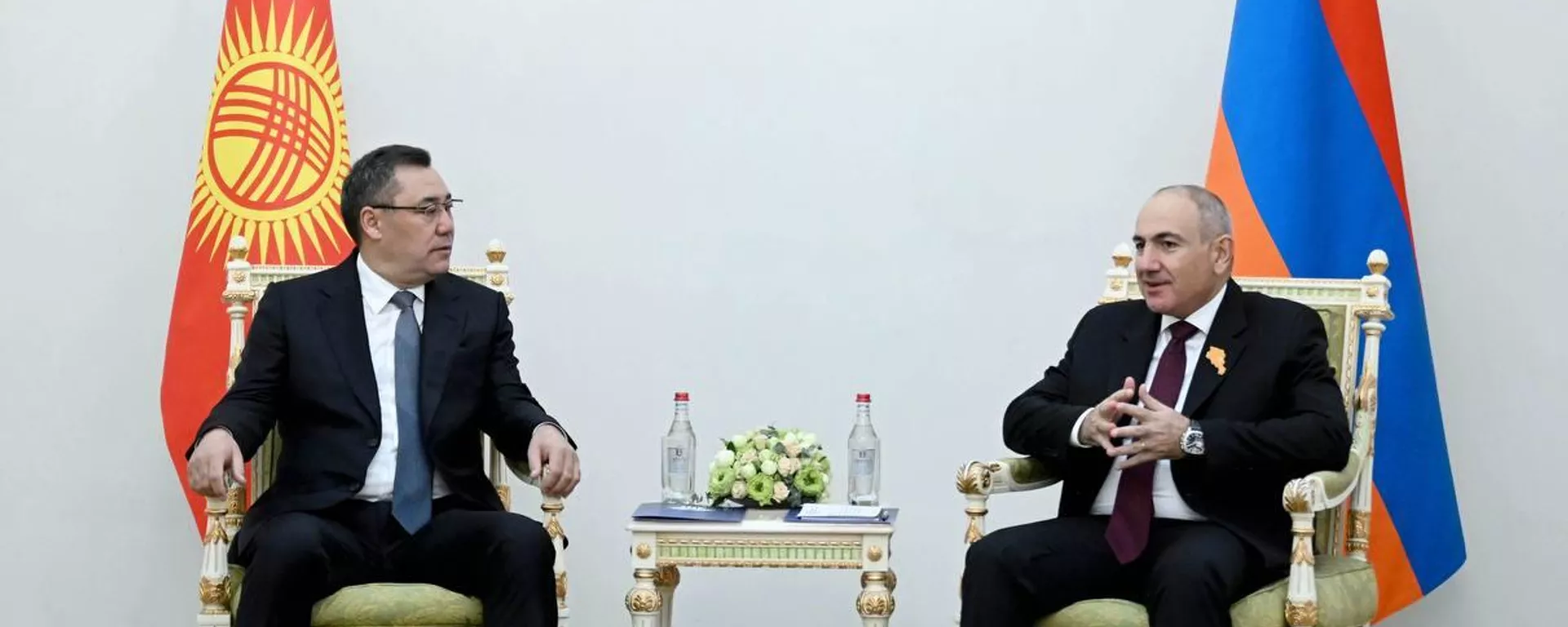 Президет КР Садыр Жапаров и премьер-министр Армении Никол Пашинян во время госвизита в Ереван - Sputnik Кыргызстан, 1920, 17.10.2026