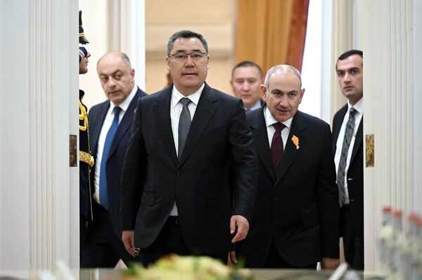 Президет КР Садыр Жапаров и премьер-министр Армении Никол Пашинян во время госвизита в Ереван - Sputnik Кыргызстан