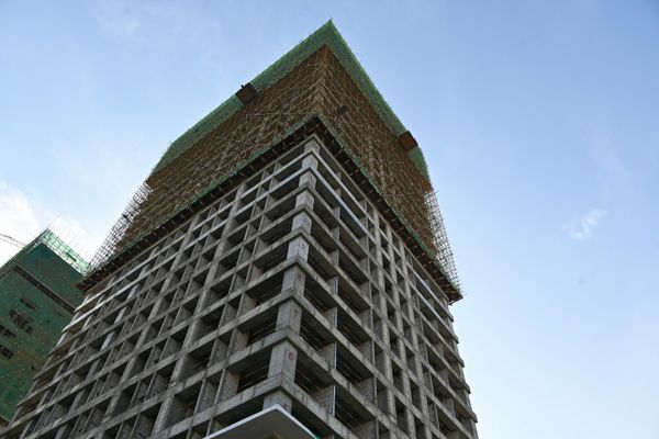 Глава Минстроя ознакомился с ходом работ, качеством строительства, используемыми материалами и соблюдением требований безопасности - Sputnik Кыргызстан