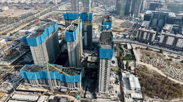 Орунтаев Бишкектеги 40 кабатка чейинки турак жай комплекстеринин курулушун текшерди - Sputnik Кыргызстан