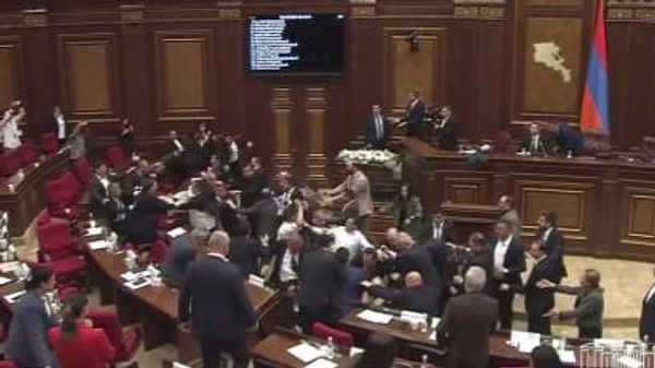 В парламенте Армении произошла драка между провластными депутатами и оппозицией - Sputnik Кыргызстан