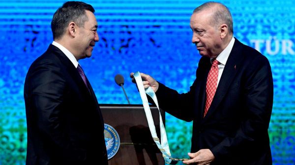 Президент Кыргызстана Садыр Жапаров награжден высшим орденом Тюркского мира. - Sputnik Кыргызстан
