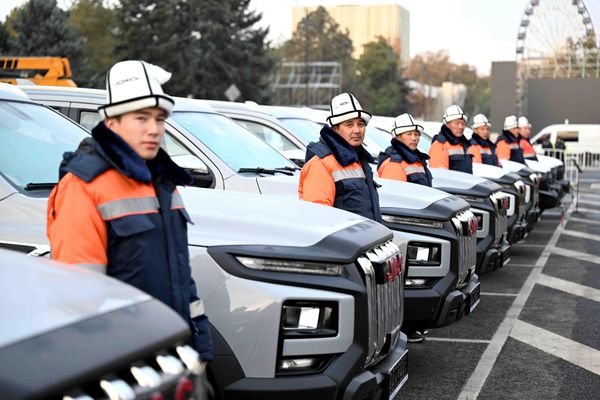 Касымалиев Транспорт министрлигине 50дөн ашуун техниканын ачкычын тапшырды - Sputnik Кыргызстан