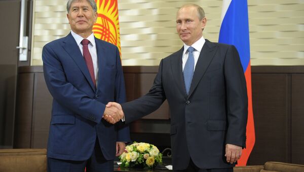 Владимир Путин и президент Алмазбек Атамбаев. Архивное фото - Sputnik Кыргызстан