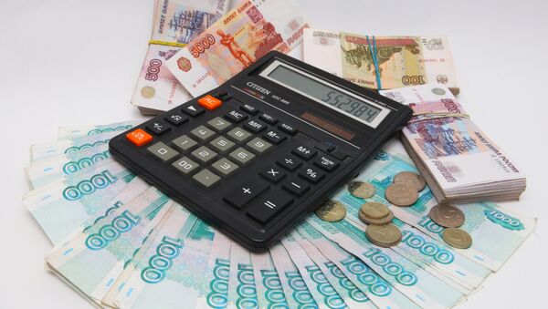 Рублевые купюры разного достоинства и калькулятор. Архивное фото - Sputnik Кыргызстан