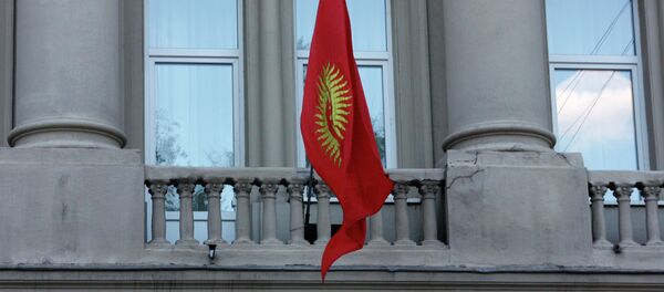 Флаг Кыргызстана на здании посольства в Москве. Архивное фото - Sputnik Кыргызстан