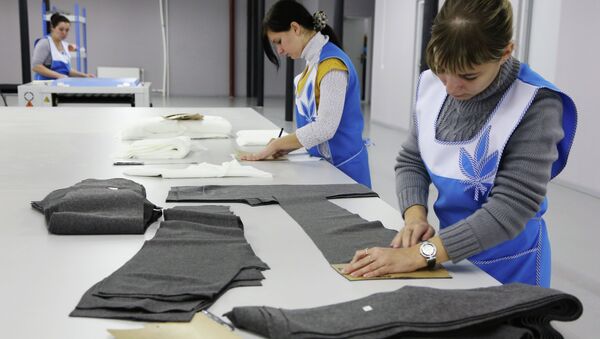 Швеи во время работы на производстве. Архивное фото - Sputnik Кыргызстан