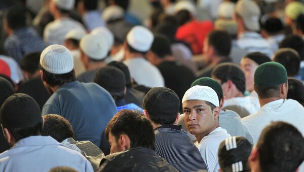 Московские мусульмане принимают участие в утренней молитве во время мероприятий, посвященных празднованию Ураза-байрам в Соборной мечети Москвы. Архивное фото - Sputnik Кыргызстан
