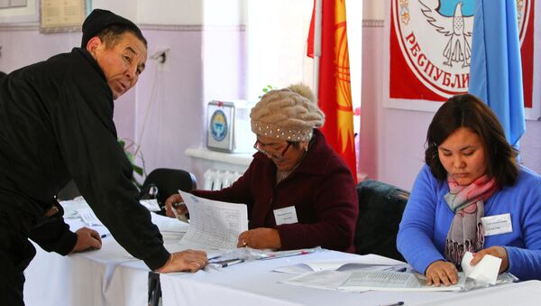 Голосование на одном из избирательных участков во время президентских выборов. Архивное фото - Sputnik Кыргызстан