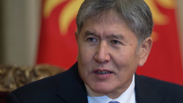 Атамбаев поздравил кыргызстанцев с Пасхой - Sputnik Кыргызстан