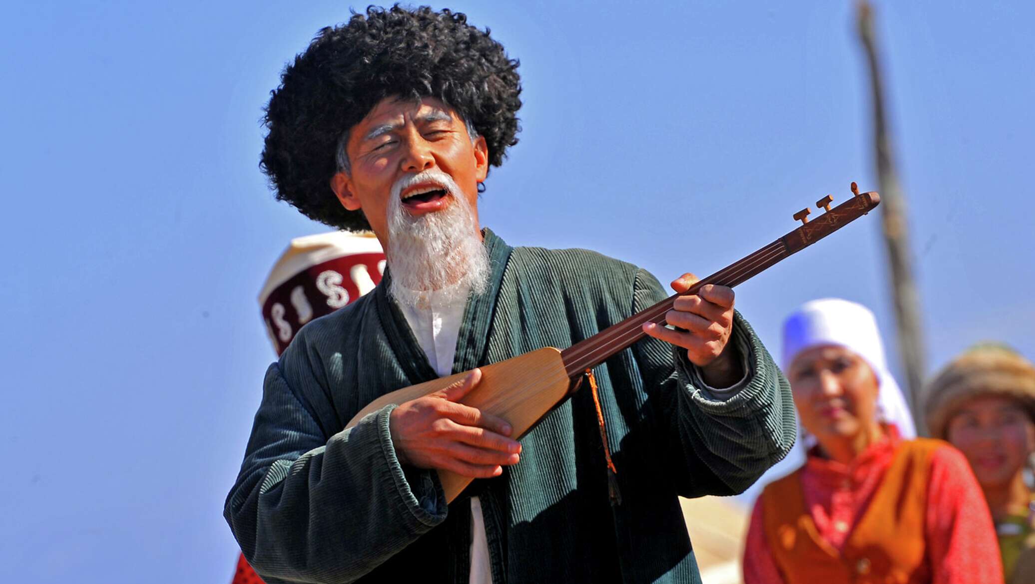 Что вижу то и пои. Акын импровизатор Кыргызстана. Токтогул Сатылганов киргизский поэт. Казахский акын. Токтогул Сатылганов фото.