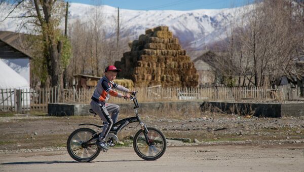 Велосипед тееп бараткан бала. Архив - Sputnik Кыргызстан