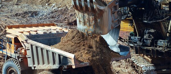 Самосвалдарды жүктөө. Архив - Sputnik Кыргызстан