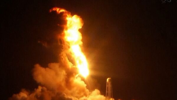 Момент взрыва ракеты-носителя Antares с космическим грузовиком Cygnus - Sputnik Кыргызстан