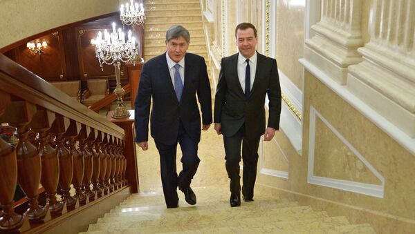 Медведев и Атамбаев во время встречи. Архивное фото - Sputnik Кыргызстан