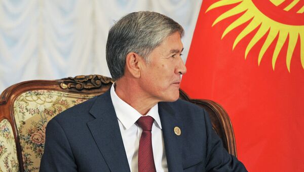 Архив: Алмазбек Атамбаев во время встречи с Владимиром Путиным - Sputnik Кыргызстан