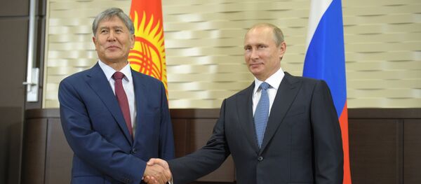 Архив: Путин и Атамбаев во время встречи в Бочаров ручей. - Sputnik Кыргызстан