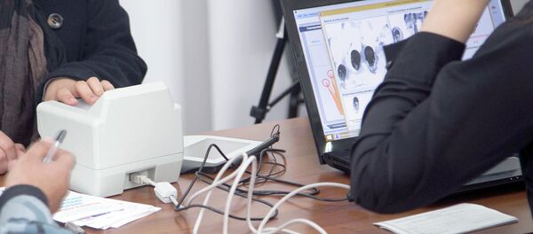 Биометрикалык маалыматтарды чогулткан мобилдүү топ заманбап техника. Архив - Sputnik Кыргызстан