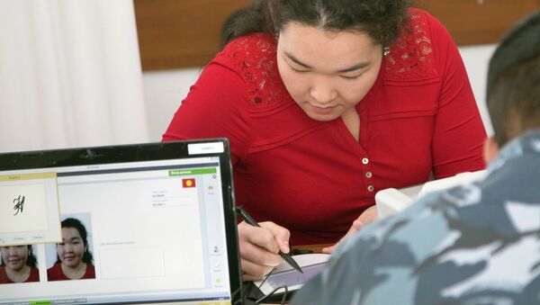 Гражданка сдает биометрические данные. Архивное фото - Sputnik Кыргызстан