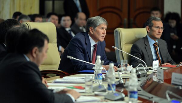 Президент Алмазбек Атамбаев на очередном заседании Совета обороны. - Sputnik Кыргызстан