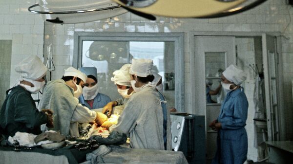 Врачи в операционной. Архивное фото - Sputnik Кыргызстан