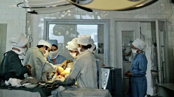 Врачи в операционной. Архивное фото - Sputnik Кыргызстан