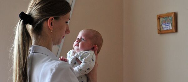 Ымыркай көтөргөн дарыгер. Архив - Sputnik Кыргызстан