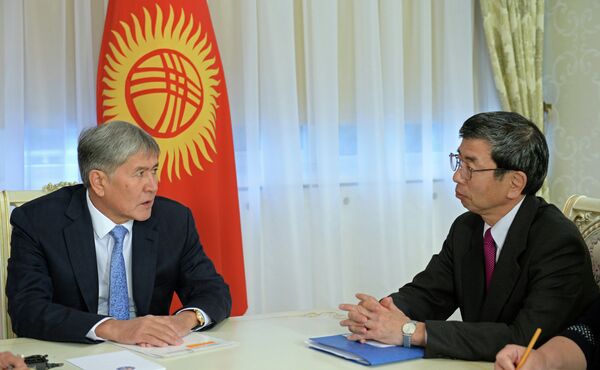 Атамбаев встретился с президентом Азиатского банка развития Такехико Накао - Sputnik Кыргызстан