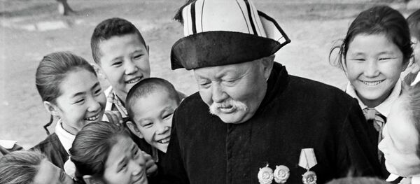 Манасчы Саякбай Каралаев. Архив - Sputnik Кыргызстан