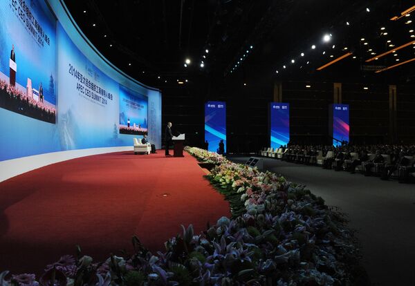 Владимир Путин выступает на саммите АТЭС - Sputnik Кыргызстан
