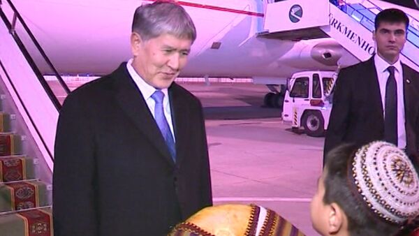 Президента КР Алмазбека Атамбаева радушно встретили на земле Туркменистана - Sputnik Кыргызстан