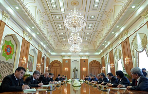 Президент Кыргызстана Алмазбек Атамбаев провел переговоры в расширенном составе с президентом Туркменистана Гурбангулы Бердымухамедовым - Sputnik Кыргызстан