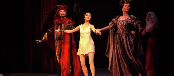 Артисты театра на сцене. Архивное фото - Sputnik Кыргызстан