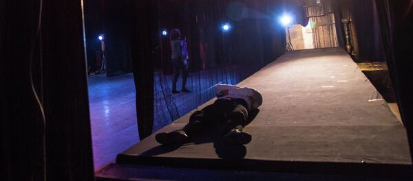 Артисты на сцене театра. Архивное фото Артисты на сцене театра. Архивное фото - Sputnik Кыргызстан