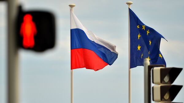 Флаги России, ЕС, Франции и герб Ниццы на набережной Ниццы - Sputnik Кыргызстан