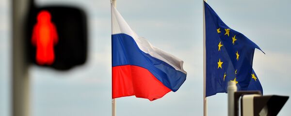 Флаги России, ЕС, Франции и герб Ниццы на набережной Ниццы - Sputnik Кыргызстан